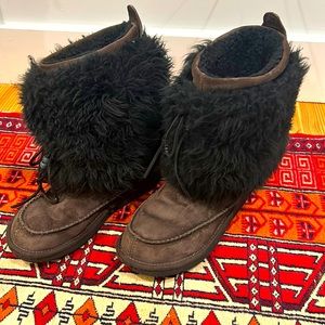 Women’s UGG size 7 moccasin style boots in dark brown